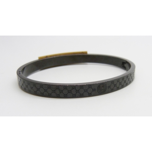 1021 - A Gucci bangle, 46mm x 55mm