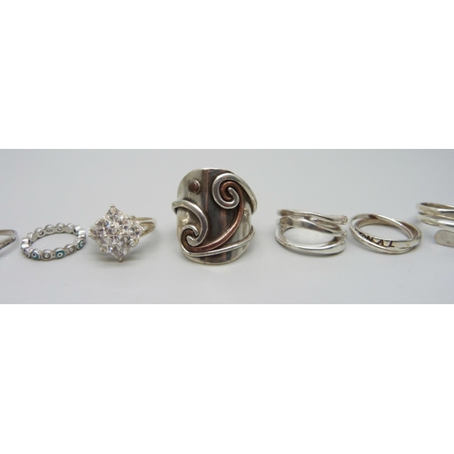 1022 - Twelve silver rings, 60g