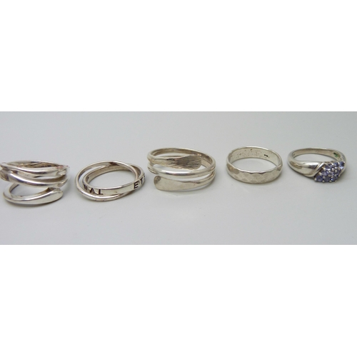 1022 - Twelve silver rings, 60g