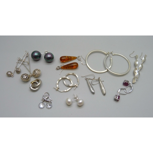 1029 - Eleven pairs of silver earrings, 43g