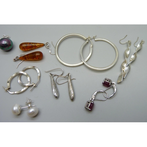 1029 - Eleven pairs of silver earrings, 43g