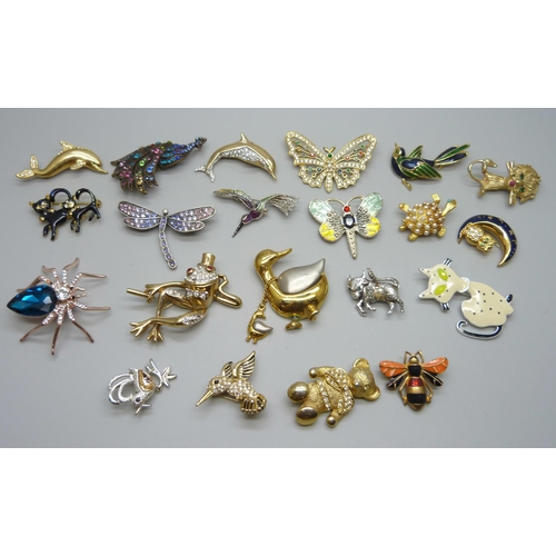 1043 - Twenty-one animal costume brooches