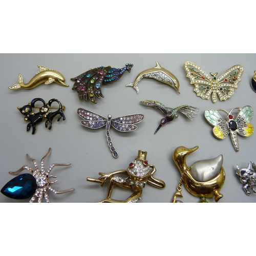 1043 - Twenty-one animal costume brooches