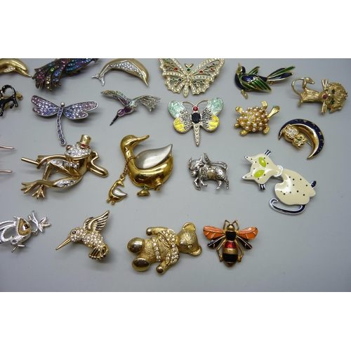 1043 - Twenty-one animal costume brooches