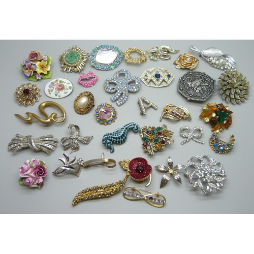 1047 - Thirty-five costume brooches