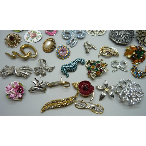 1047 - Thirty-five costume brooches