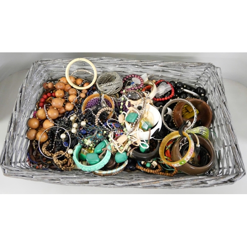 1057 - A tray of costume jewellery and a box of jewellery boxes **PLEASE NOTE THIS LOT IS NOT ELIGIBLE FOR ... 