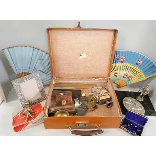 1058 - A case containing fans, spoons, brassware, etc. **PLEASE NOTE THIS LOT IS NOT ELIGIBLE FOR IN-HOUSE ... 