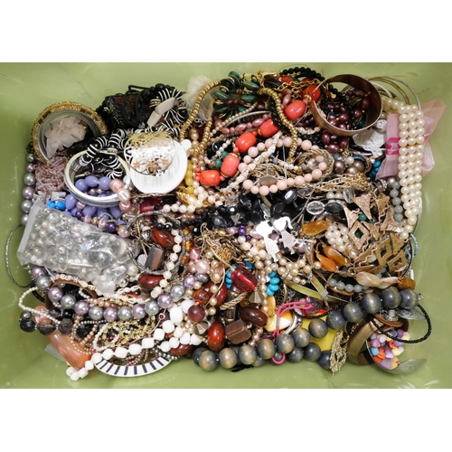 1062 - A large box of costume jewellery **PLEASE NOTE THIS LOT IS NOT ELIGIBLE FOR IN-HOUSE POSTING AND PAC... 