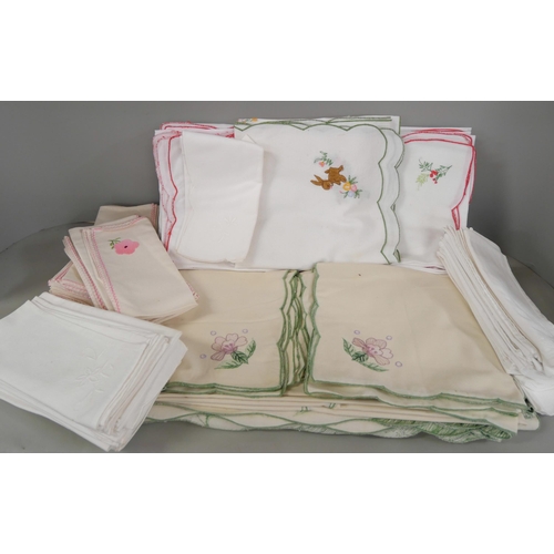 1068 - A collection of table linen **PLEASE NOTE THIS LOT IS NOT ELIGIBLE FOR IN-HOUSE POSTING AND PACKING*... 