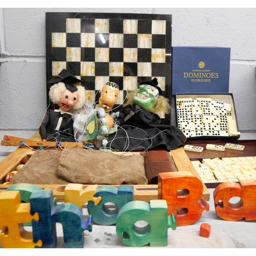 1069 - A chess set, chess board, set of dominoes and a box with puzzle and puppet **PLEASE NOTE THIS LOT IS... 