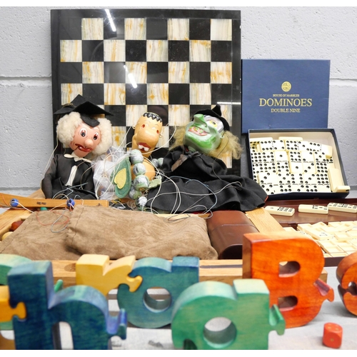 1069 - A chess set, chess board, set of dominoes and a box with puzzle and puppet **PLEASE NOTE THIS LOT IS... 