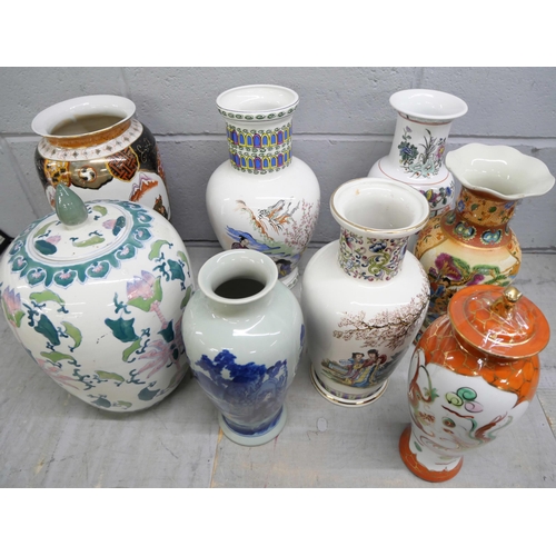 1079 - A collection of oriental vases **PLEASE NOTE THIS LOT IS NOT ELIGIBLE FOR IN-HOUSE POSTING AND PACKI... 