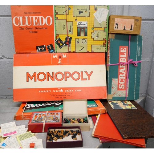 1089 - A box of assorted vintage games, Monopoly, Scabble, Chess and Cluedo, etc. **PLEASE NOTE THIS LOT IS... 