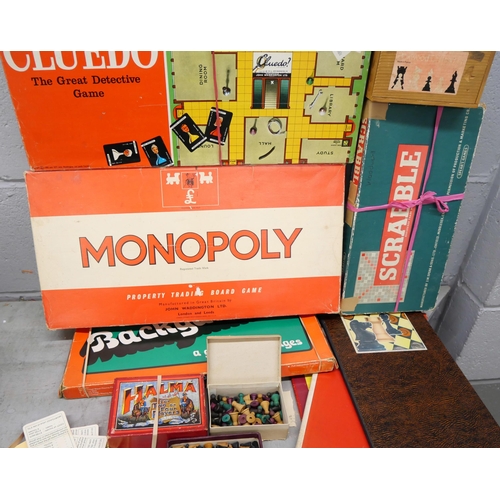 1089 - A box of assorted vintage games, Monopoly, Scabble, Chess and Cluedo, etc. **PLEASE NOTE THIS LOT IS... 