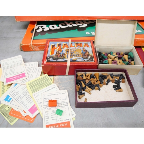 1089 - A box of assorted vintage games, Monopoly, Scabble, Chess and Cluedo, etc. **PLEASE NOTE THIS LOT IS... 