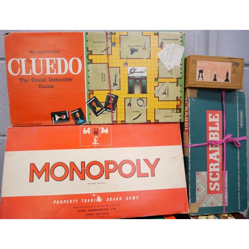 1089 - A box of assorted vintage games, Monopoly, Scabble, Chess and Cluedo, etc. **PLEASE NOTE THIS LOT IS... 