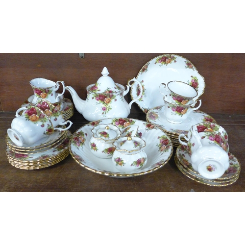 724 - A six setting Royal Albert Old Country Roses china tea service with bread and butter plate, two pots... 