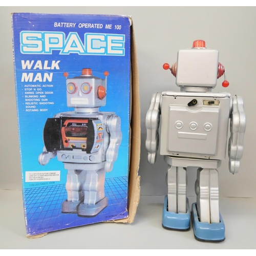 761 - A battery operated tin plate Space walkman robot, boxed