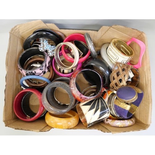 771 - A collection of bangles