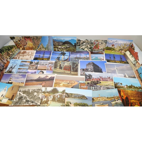 775 - Postcards, large box containing approximately 1000 cards, vintage and modern, depicting various inte... 