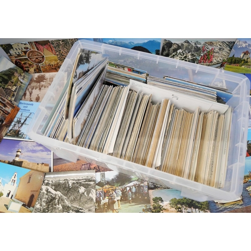 775 - Postcards, large box containing approximately 1000 cards, vintage and modern, depicting various inte... 