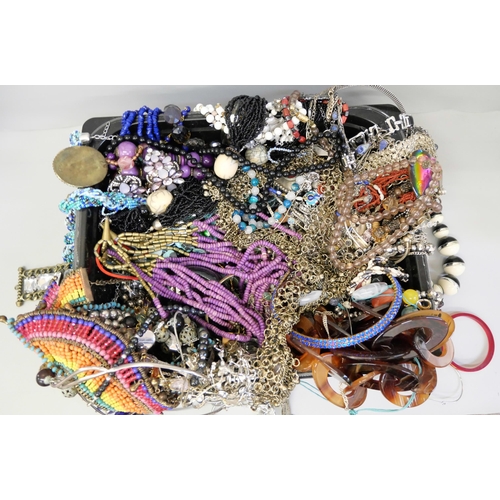 788 - A tub of costume jewellery