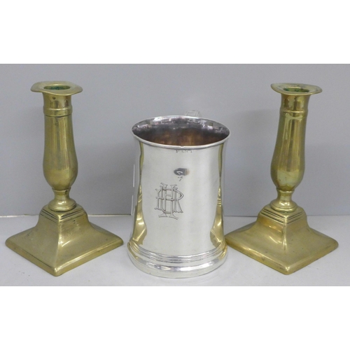 620 - A pair of brass candlesticks and a plated tankard