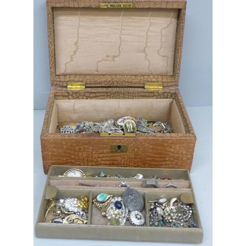 621 - A leather jewellery case of vintage jewellery