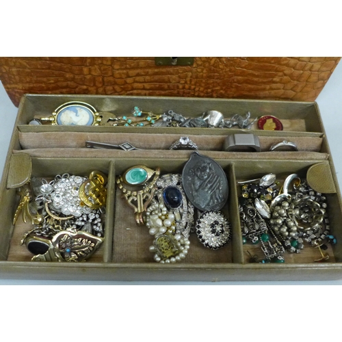 621 - A leather jewellery case of vintage jewellery