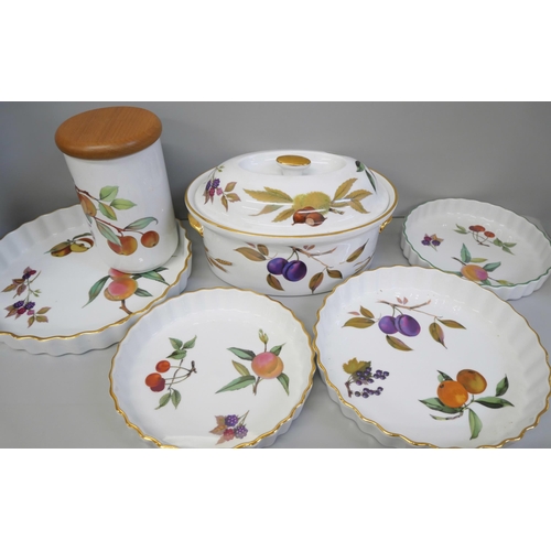 796 - Royal Worcester Evesham oven to tablewares including four flan dishes, vegetable dishes and covers, ... 