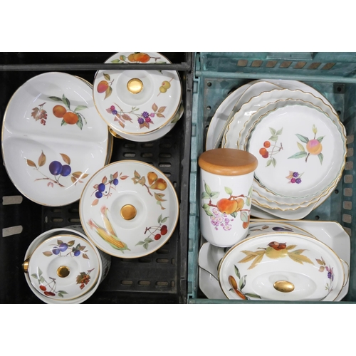 796 - Royal Worcester Evesham oven to tablewares including four flan dishes, vegetable dishes and covers, ... 