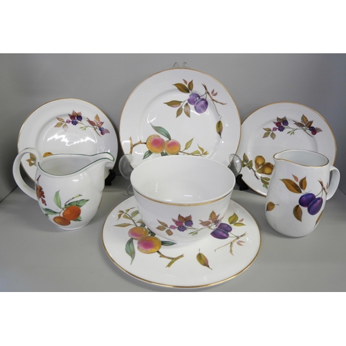 798 - Royal Worcester Evesham dinnerwares, dinner, side plates, soup and cereal bowls, hors d'oeuvres dish... 