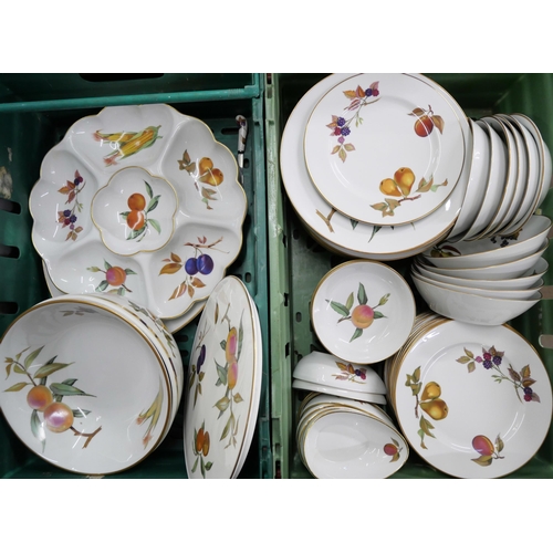 798 - Royal Worcester Evesham dinnerwares, dinner, side plates, soup and cereal bowls, hors d'oeuvres dish... 