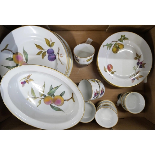 799 - Royal Worcester Evesham teawares, dinner and tablewares (two boxes) **PLEASE NOTE THIS LOT IS NOT EL... 