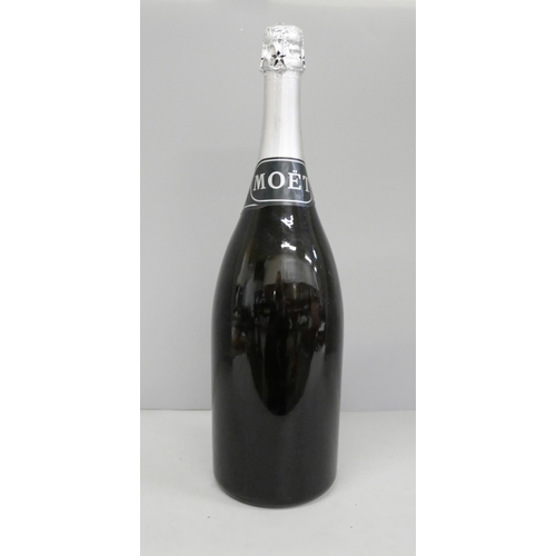 803 - A Queen's Silver Jubiliee 1977 Moët & Chandon magnum of champagnes **PLEASE NOTE THIS LOT IS NOT ELI... 