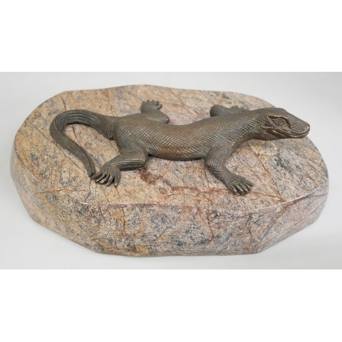 807 - A bronze lizard, mounted on a polished marble plinth