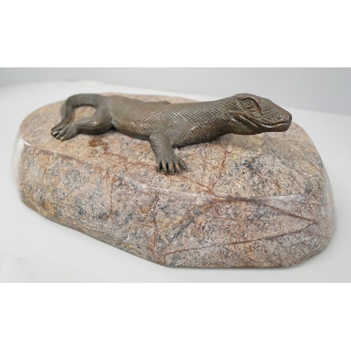 807 - A bronze lizard, mounted on a polished marble plinth