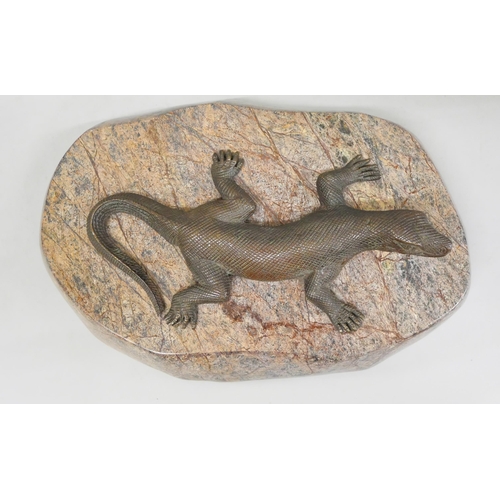 807 - A bronze lizard, mounted on a polished marble plinth