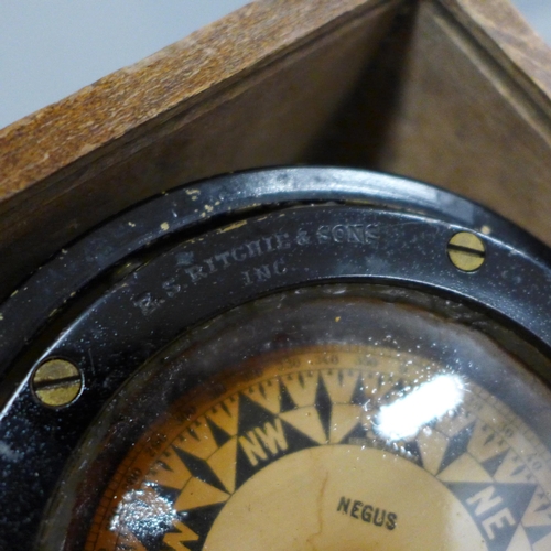 648 - An American early 20th century ship's compass, Negus, E. S. Ritchie & Sons Inc.