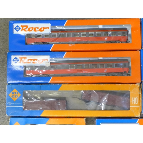 675 - Roco OO gauge railway carriages and wagons, boxed and TT Zeuke controllers