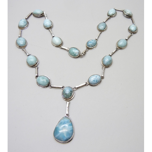 857 - An agate set silver necklace, 54cm