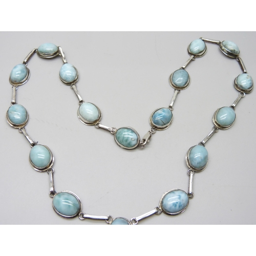 857 - An agate set silver necklace, 54cm