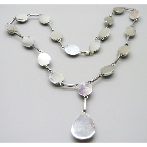 857 - An agate set silver necklace, 54cm