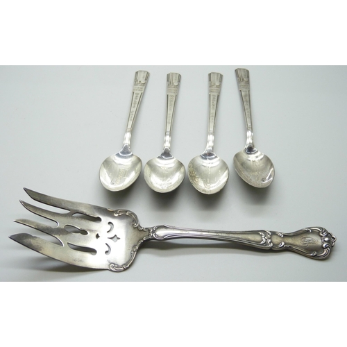 862 - A silver fork/fish server, 94g, and a set of four plated 1939 New York World's Fair spoons