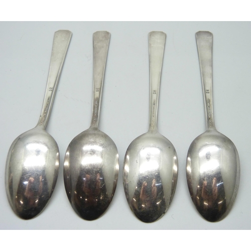 862 - A silver fork/fish server, 94g, and a set of four plated 1939 New York World's Fair spoons