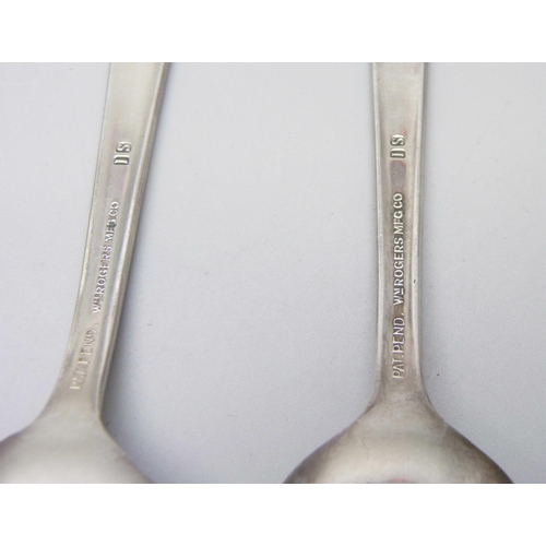 862 - A silver fork/fish server, 94g, and a set of four plated 1939 New York World's Fair spoons