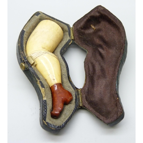 870 - A Meerschaum and amber leg shaped pipe, in case, 6cm