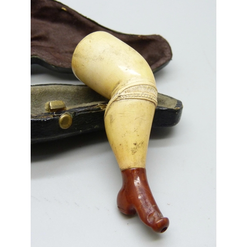 870 - A Meerschaum and amber leg shaped pipe, in case, 6cm