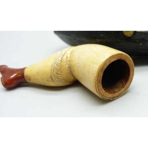 870 - A Meerschaum and amber leg shaped pipe, in case, 6cm